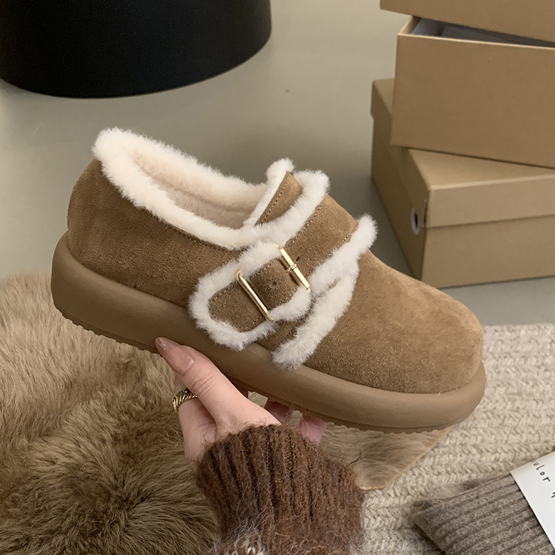 Women's autumn and winter velvet retro style cotton shoes on one foot