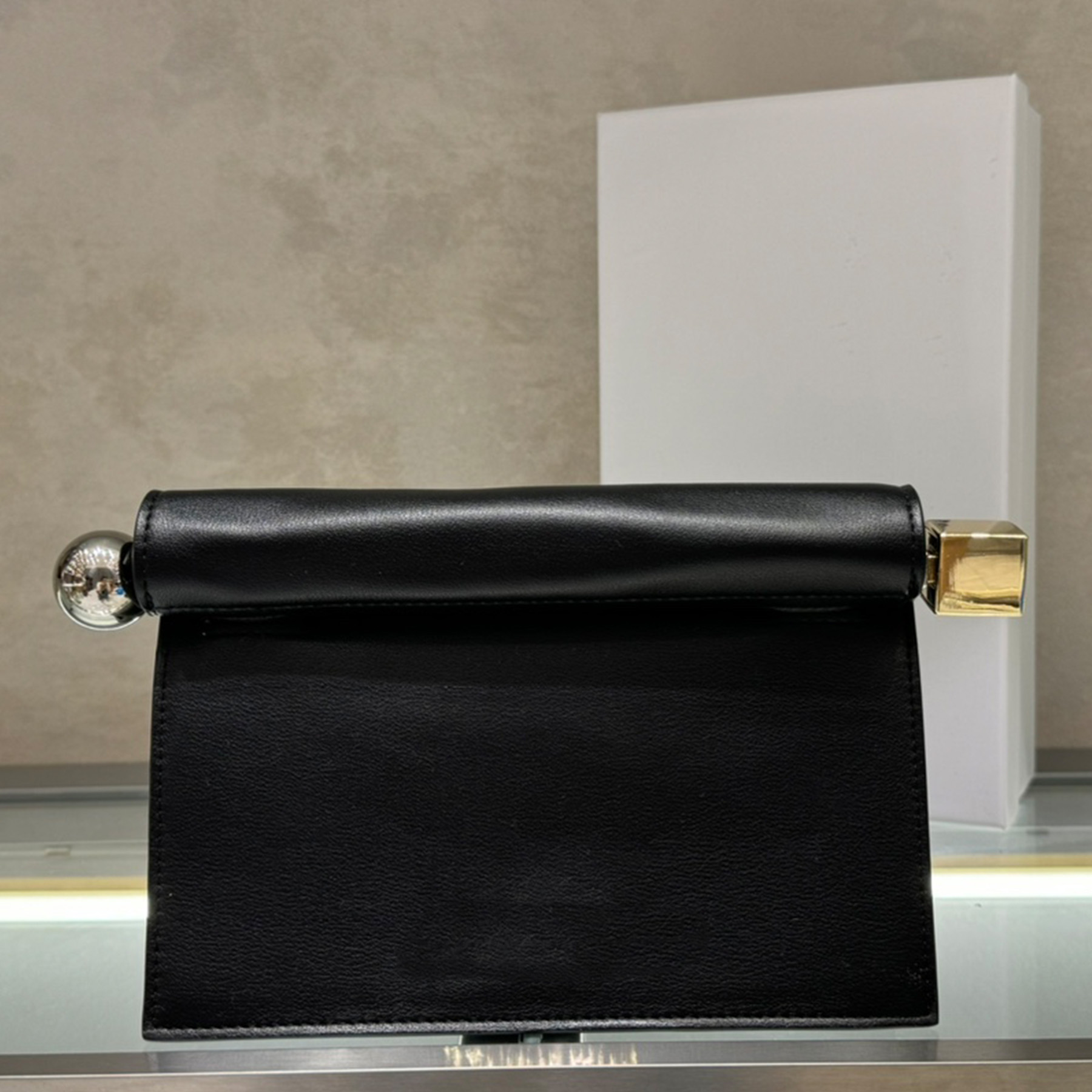 The Rond Carre Clutch Bag Luxury Designer Leather Silver Circle Square Endings Shoulder Bag Magnetic Closure Crossbody Bag Card Pocket Handbag Purse