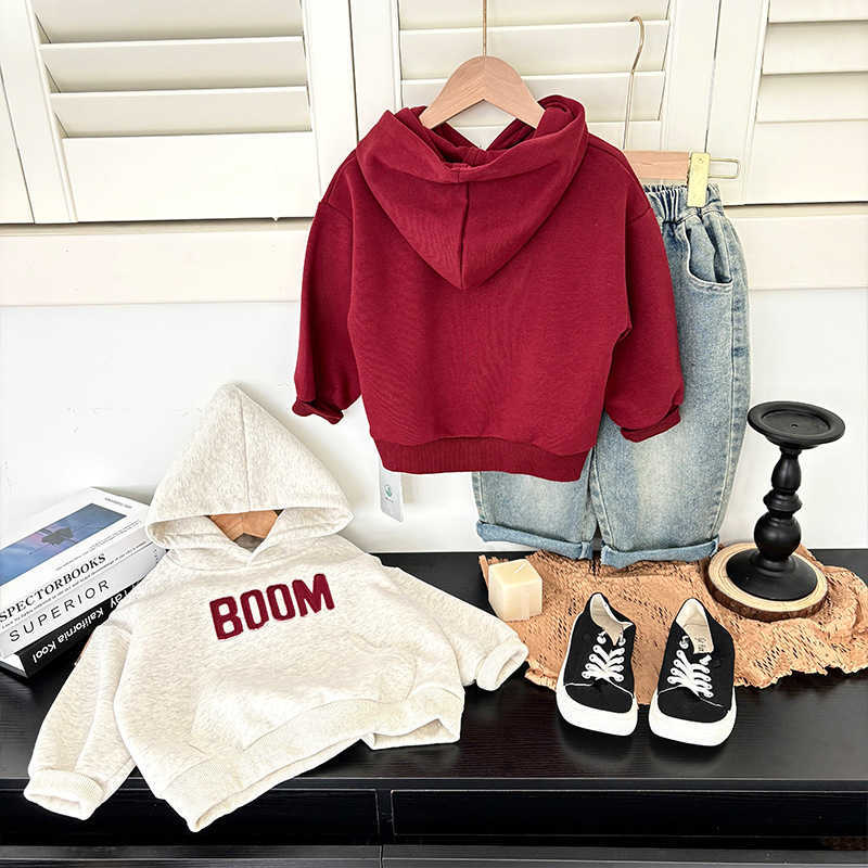 Hoodies Children's hoodie 2024 new boys' medium and small children's applique embroidered loose baby hoodie pullover hoodie H24083