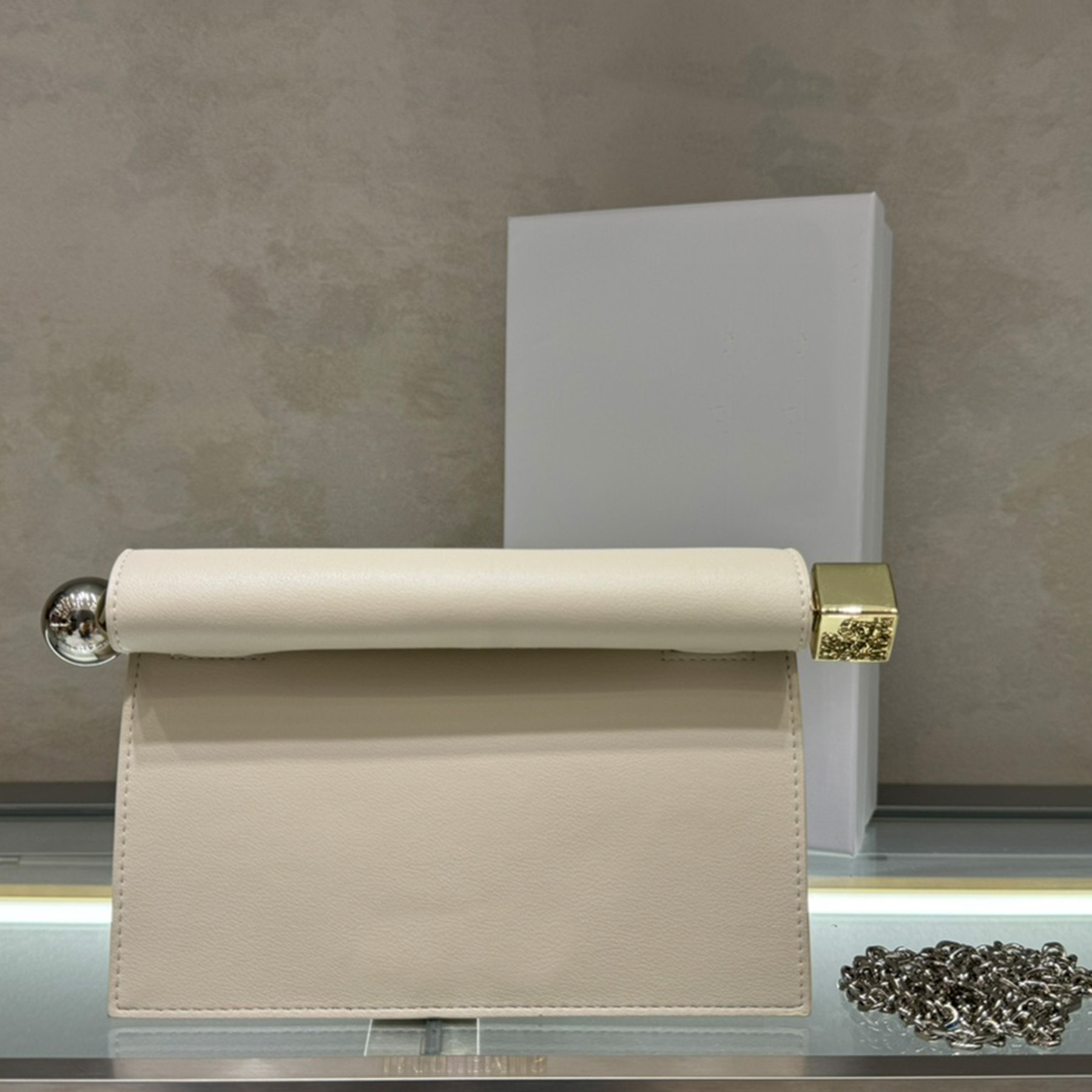 New The Rond Carre Clutch Bag Luxury Designer Leather Silver Circle Square Endings Shoulder Bag Magnetic Closure Crossbody Bag Card Pocket Handbag Purse