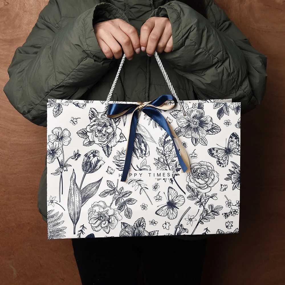 New Gift Bag Mothers Day Gift Packaging Bag Flower Paper Bag HandbagX240831