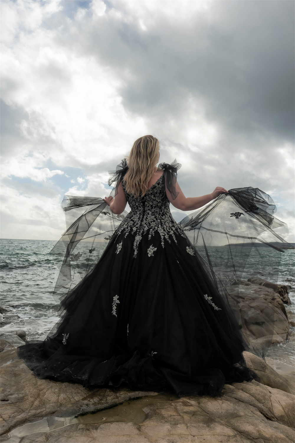 Black Gothic Beach Wedding Dresses A Line V Neck Spaghetti Strap Bridal Dress Plus Size Lace Embroidery Robe De Novia 0516