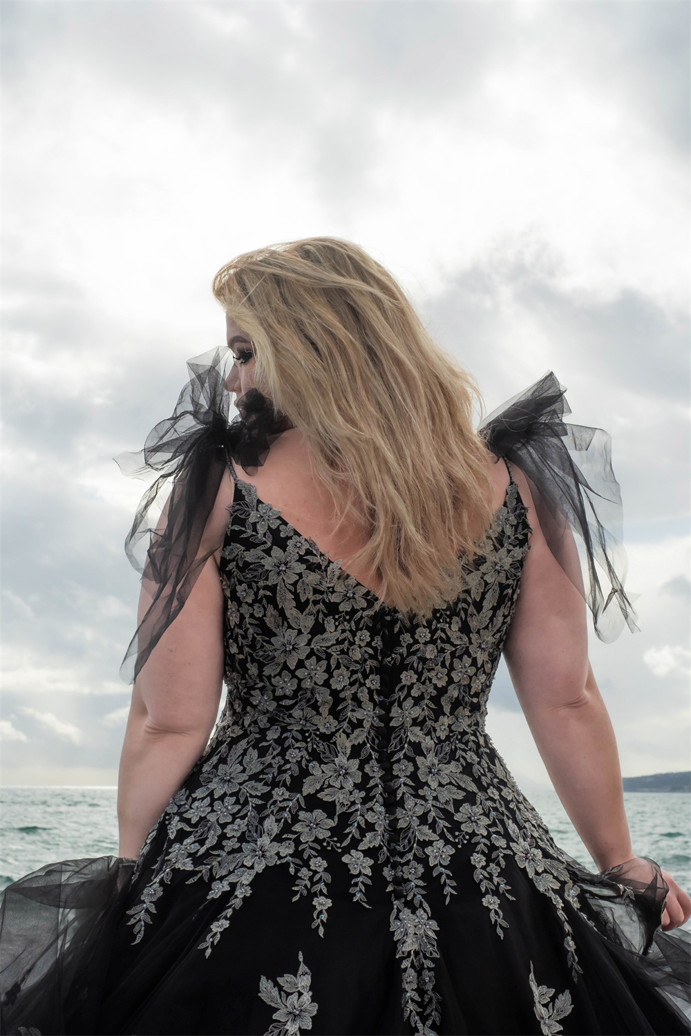 Black Gothic Beach Wedding Dresses A Line V Neck Spaghetti Strap Bridal Dress Plus Size Lace Embroidery Robe De Novia 0516