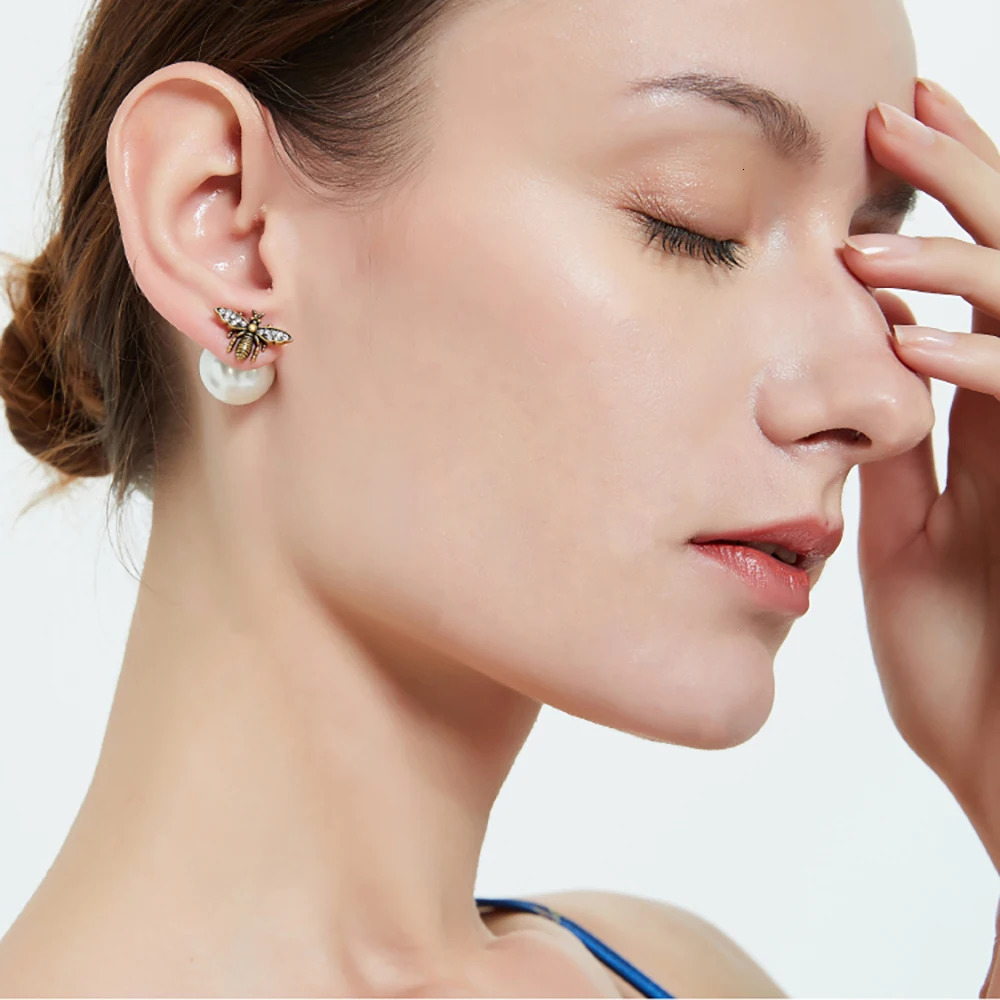 Explosive Retro Bee Asymmetrical Personality Earrings Female Net Red High Version Rear Hanging Letter Pearl Love Earrings 240301