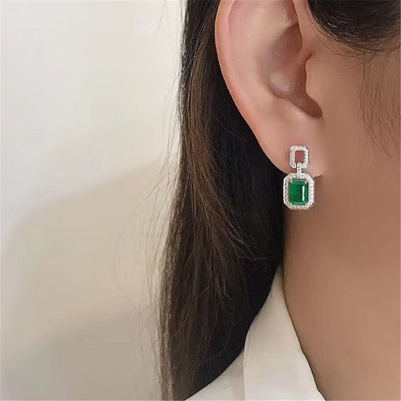 2024 Classical Jewelry Stud Earrings Sparkling 925 Sterling Silver Emerald CZ Diamond Party Noble Elegant Women Bridal Earring For Lover Gift