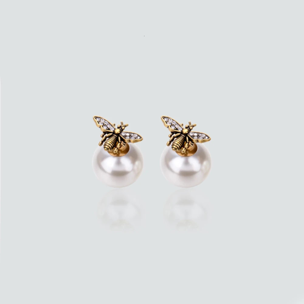 Explosive Retro Bee Asymmetrical Personality Earrings Female Net Red High Version Rear Hanging Letter Pearl Love Earrings 240301