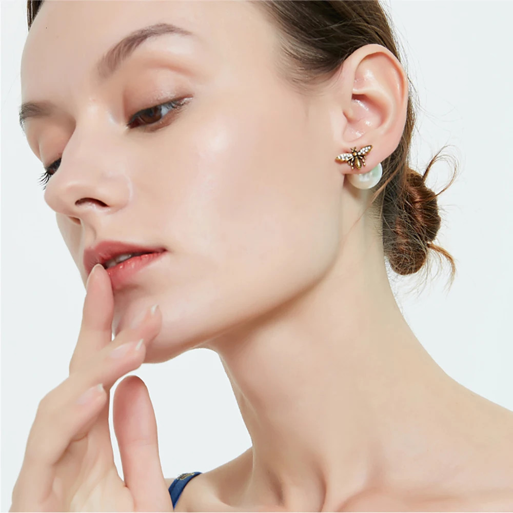 Explosive Retro Bee Asymmetrical Personality Earrings Female Net Red High Version Rear Hanging Letter Pearl Love Earrings 240301