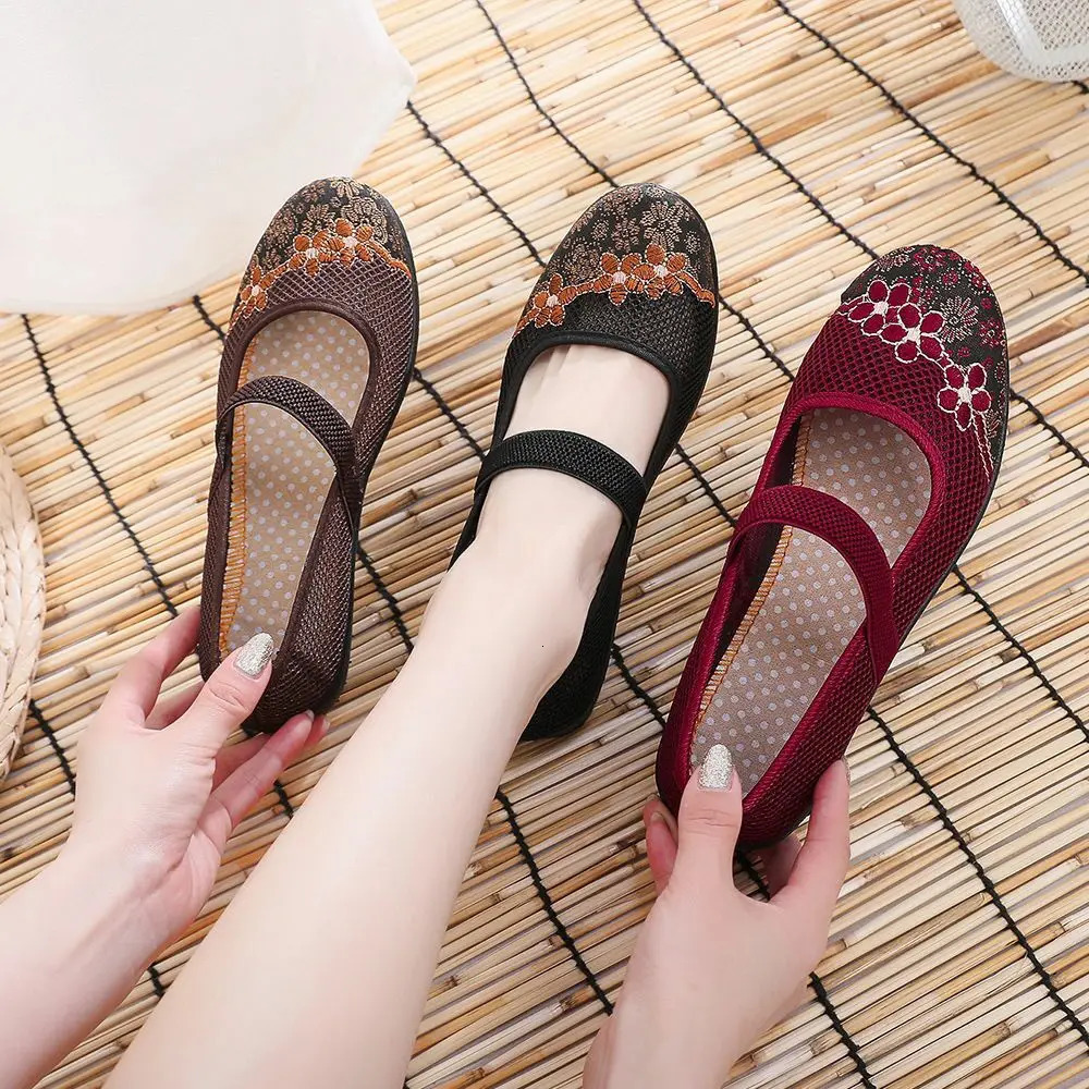 2025 new Old Beijing Mom Chinese Style Embroidered Cloth Women Soft Bottom Mesh Breathable Ladies Casual Shoes Sandals 240226