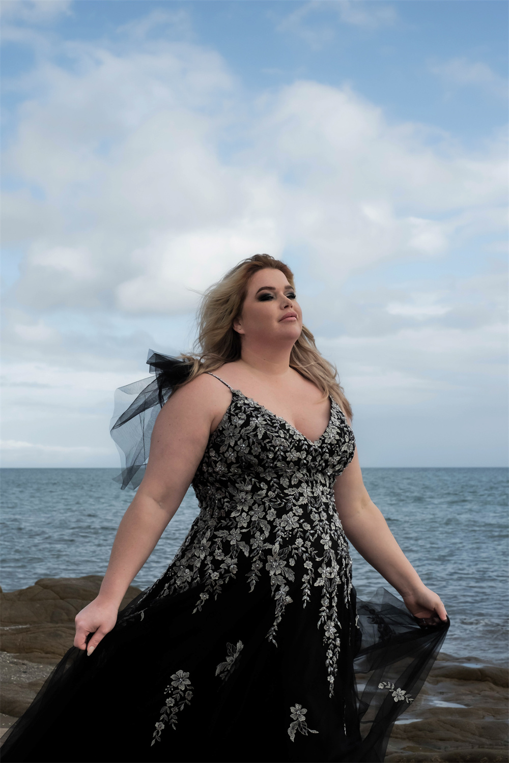 Black Gothic Beach Wedding Dresses A Line V Neck Spaghetti Strap Bridal Dress Plus Size Lace Embroidery Robe De Novia 0516