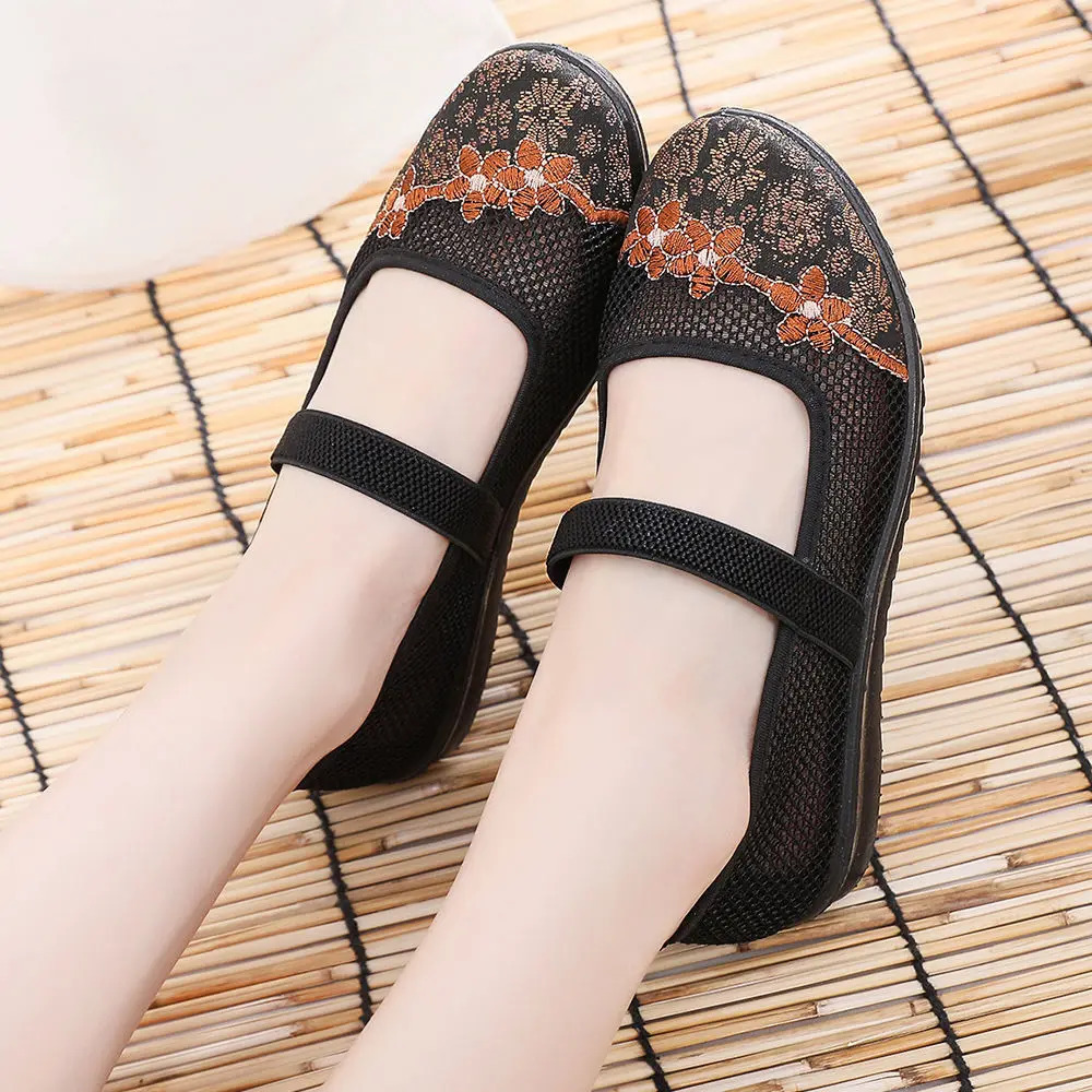 2025 new Old Beijing Mom Chinese Style Embroidered Cloth Women Soft Bottom Mesh Breathable Ladies Casual Shoes Sandals 240226