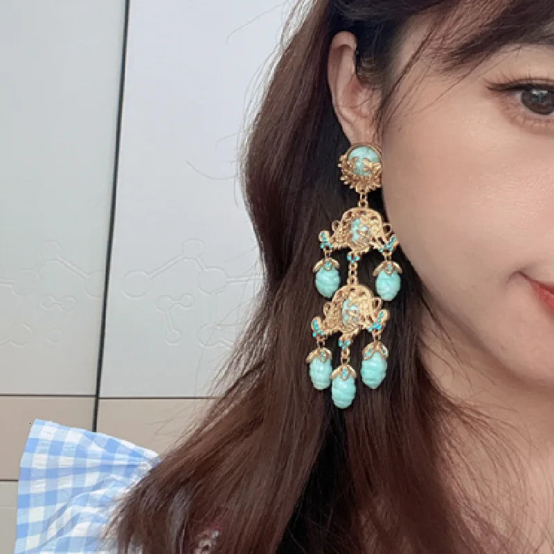 Golden Flower Vintage Ear Clip Resin Long Large Earings Exaggerated Statement Jewelry Drop Earrings for Women 240227