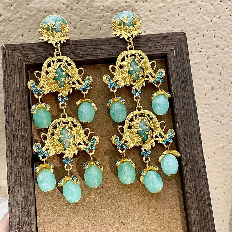 Golden Flower Vintage Ear Clip Resin Long Large Earings Exaggerated Statement Jewelry Drop Earrings for Women 240227