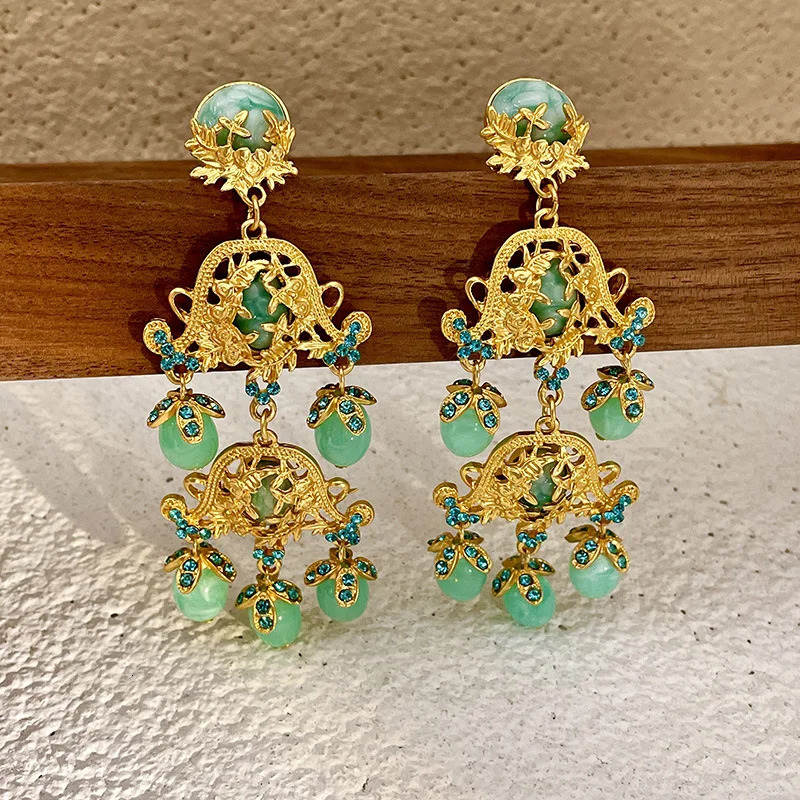 Golden Flower Vintage Ear Clip Resin Long Large Earings Exaggerated Statement Jewelry Drop Earrings for Women 240227