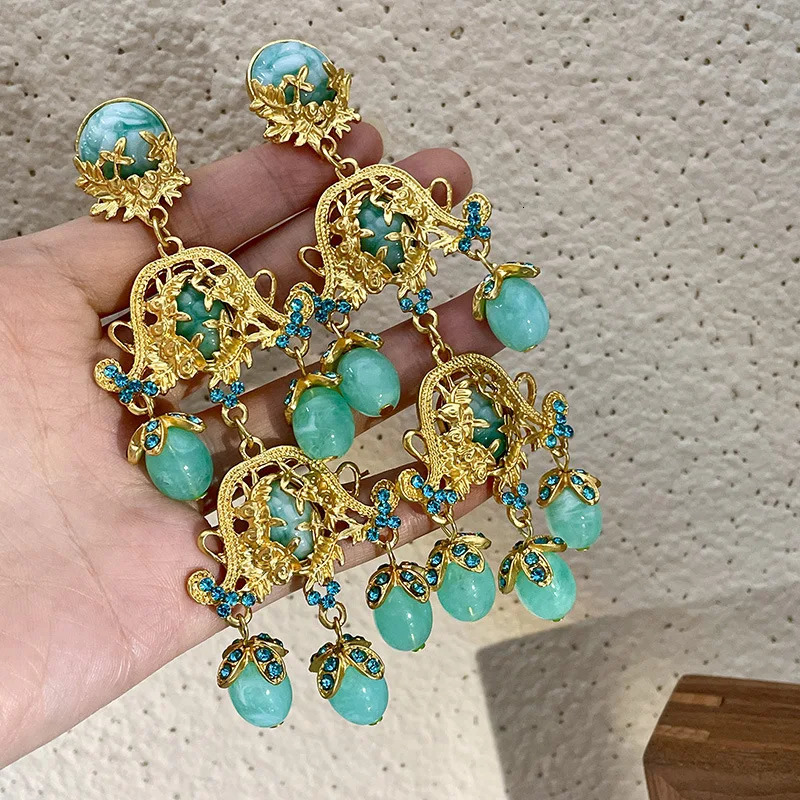 Golden Flower Vintage Ear Clip Resin Long Large Earings Exaggerated Statement Jewelry Drop Earrings for Women 240227