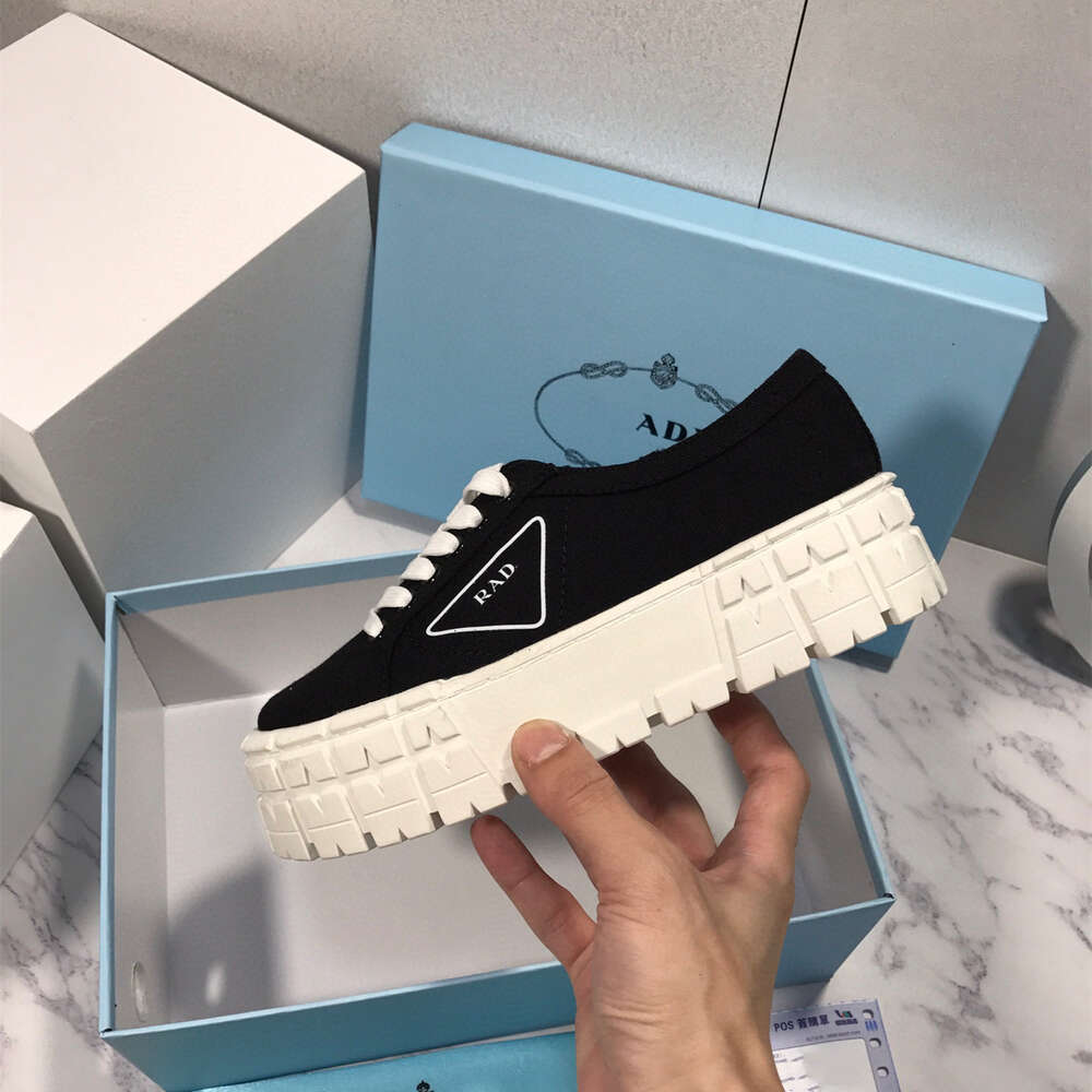 Designer Boots P Family Thick Sole Biscuit For Women Triangle Canvas Lace Up Versatile Breathable Elevated Sports Little White Shoes