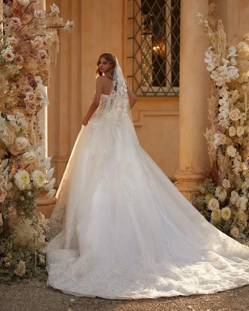 Classic A Line Women Wedding Sweetheart Sleeveless Bridal Gowns Appliques Beads Sweep Train Dress Custom Made Vestidos De Novia