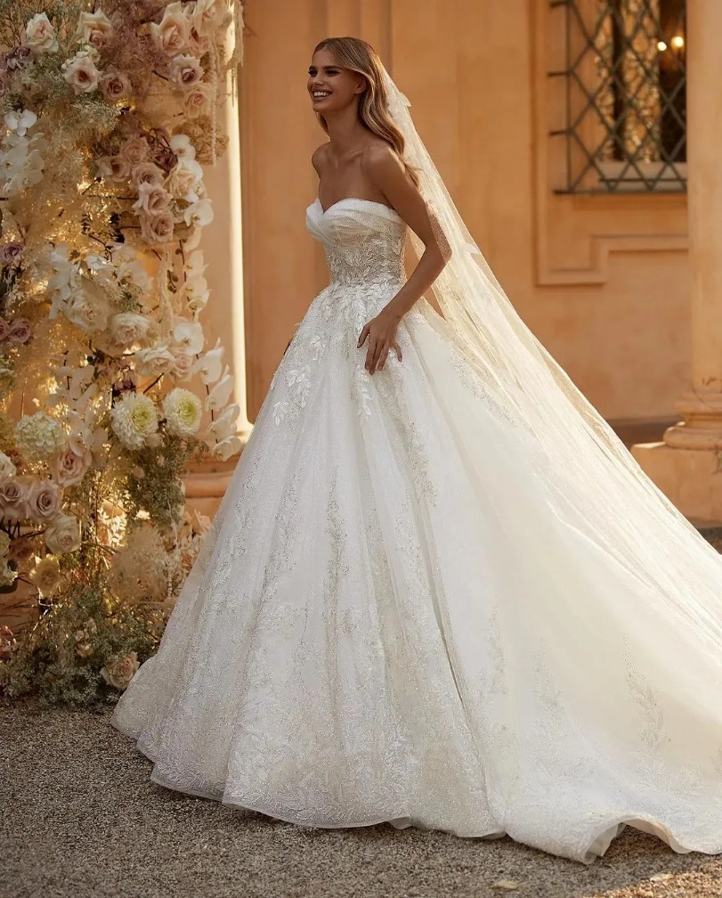 Classic A Line Women Wedding Sweetheart Sleeveless Bridal Gowns Appliques Beads Sweep Train Dress Custom Made Vestidos De Novia