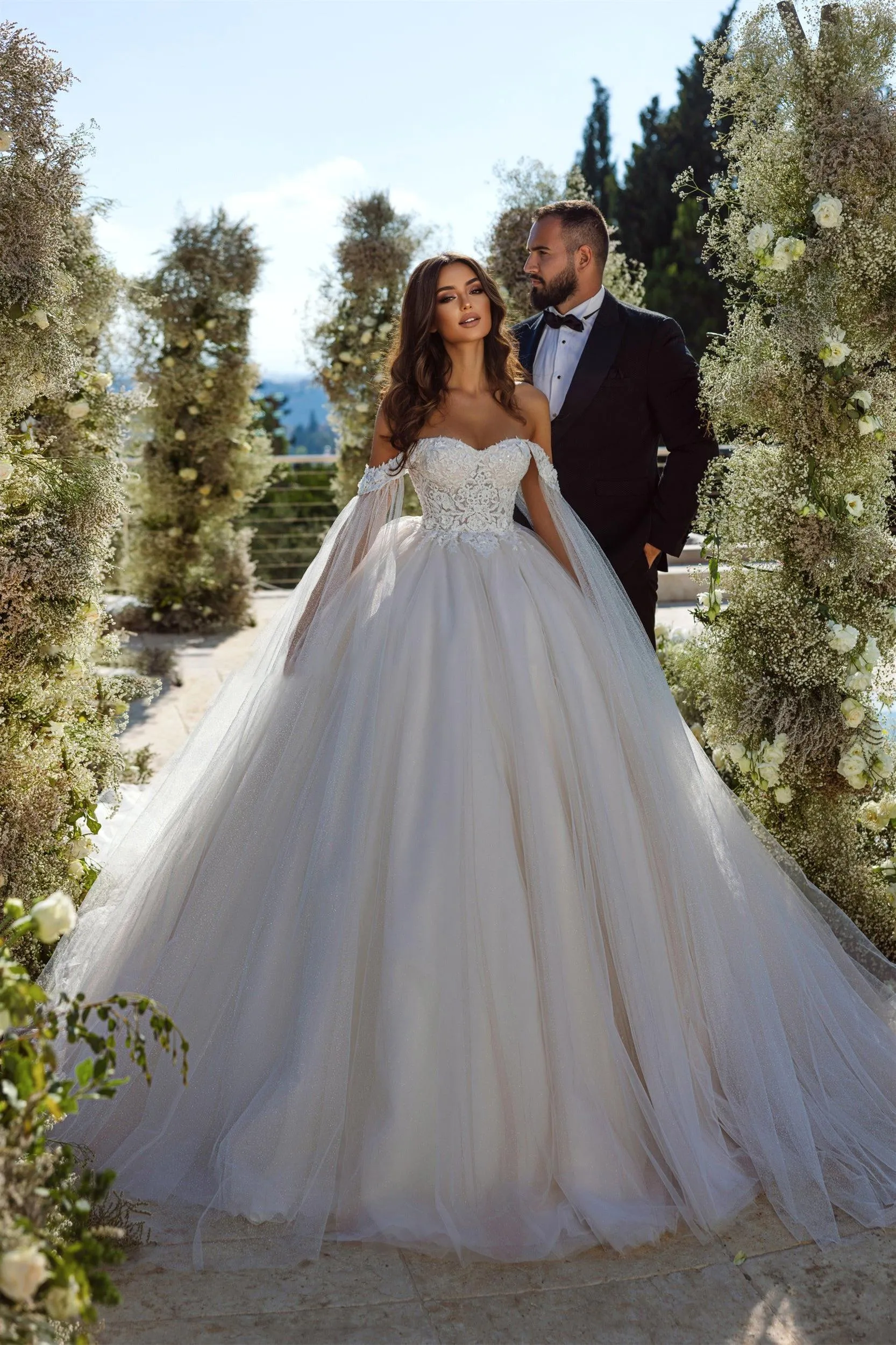 Gorgous Saudi Arabic Lace Wedding Dresses Elgegant Off Shoulder Appliques Puffy Tulle Long Bridal Gowns Robe De Mariage Plus Size Maternity Robes Bc18