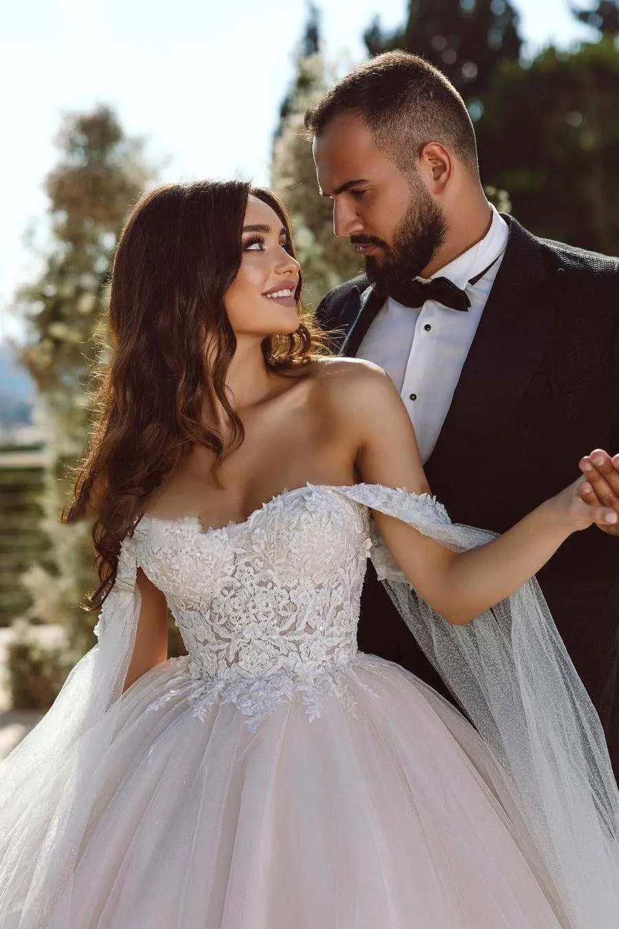 Gorgous Saudi Arabic Lace Wedding Dresses Elgegant Off Shoulder Appliques Puffy Tulle Long Bridal Gowns Robe De Mariage Plus Size Maternity Robes Bc18