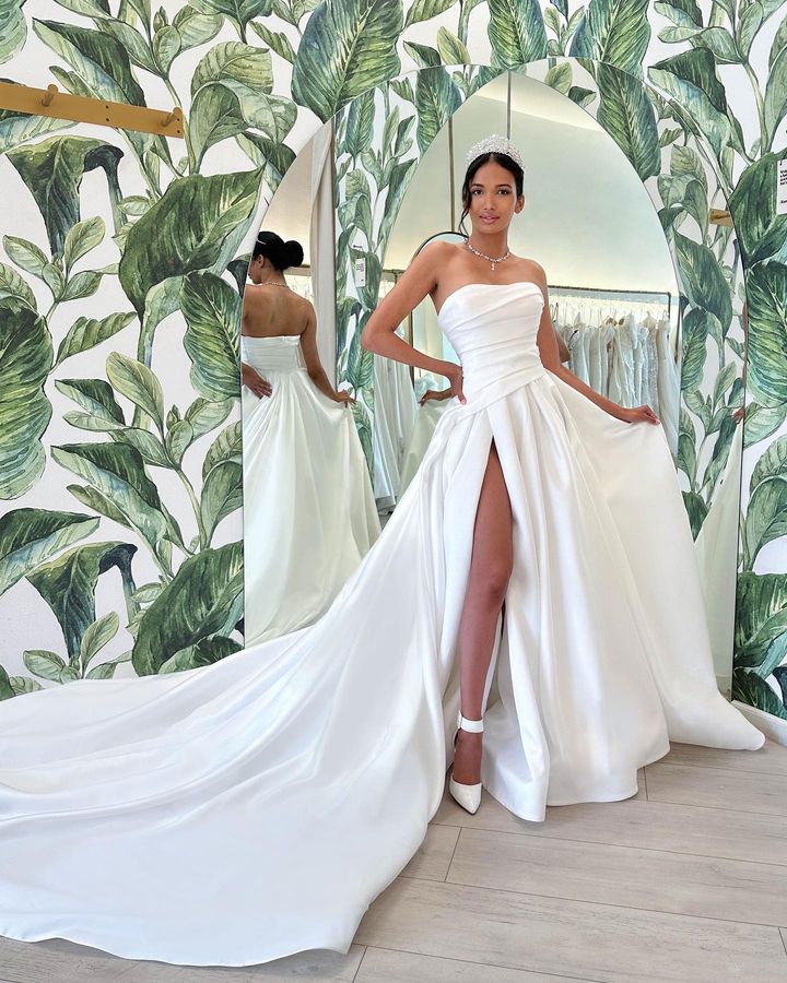 Plus Size Fabulous A Line Wedding Dresses Woen Strapless Satin Pleats Draped High Side Split Chapel Train Bridal Gown Second Reception Dress for Weddd