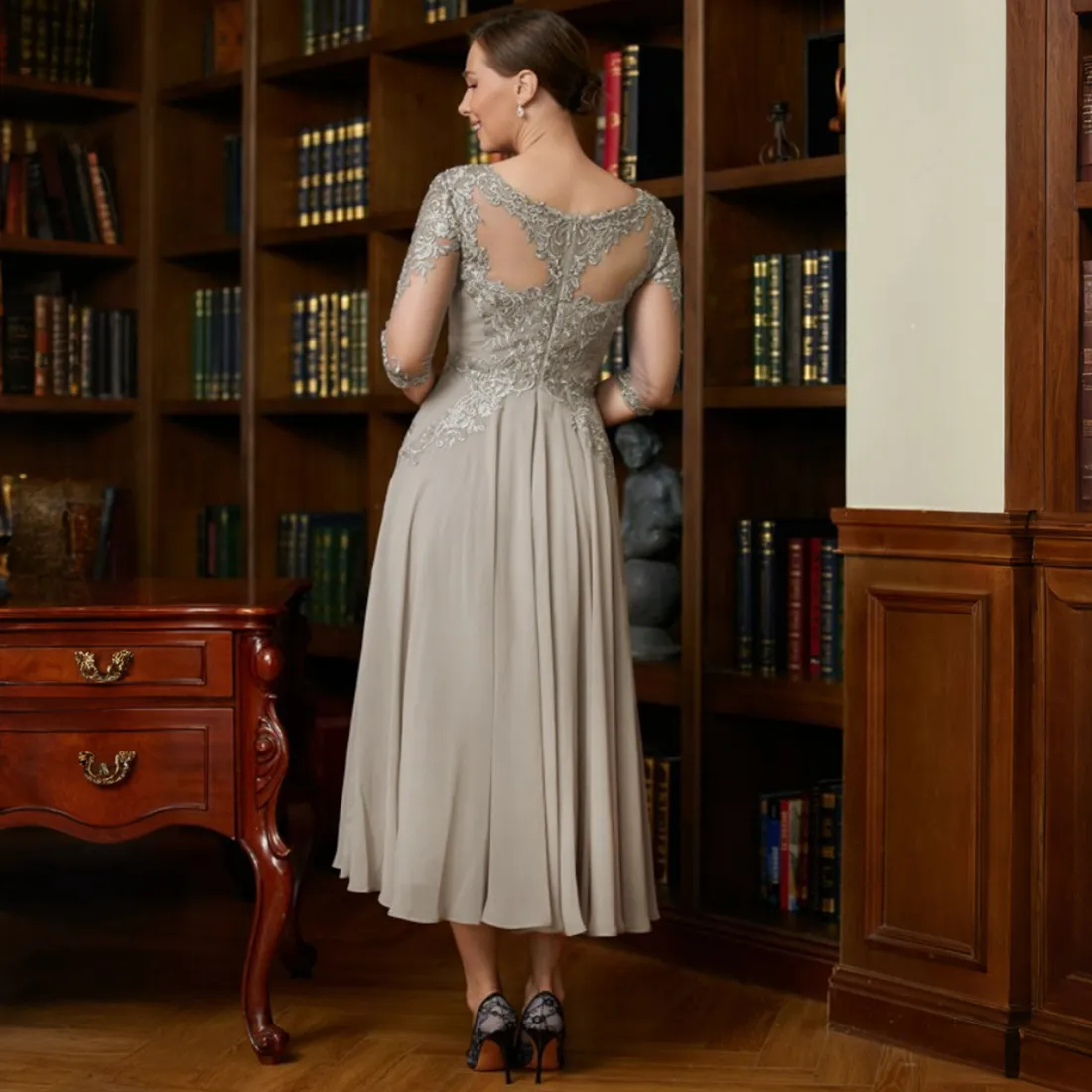 Vintage Tea Length A-line Mother Of The Bride Dresses Lace Appliques Sheer Neck Silver Chiffon Elegant Women Wedding Guest Dress Groom Mom Evening For
