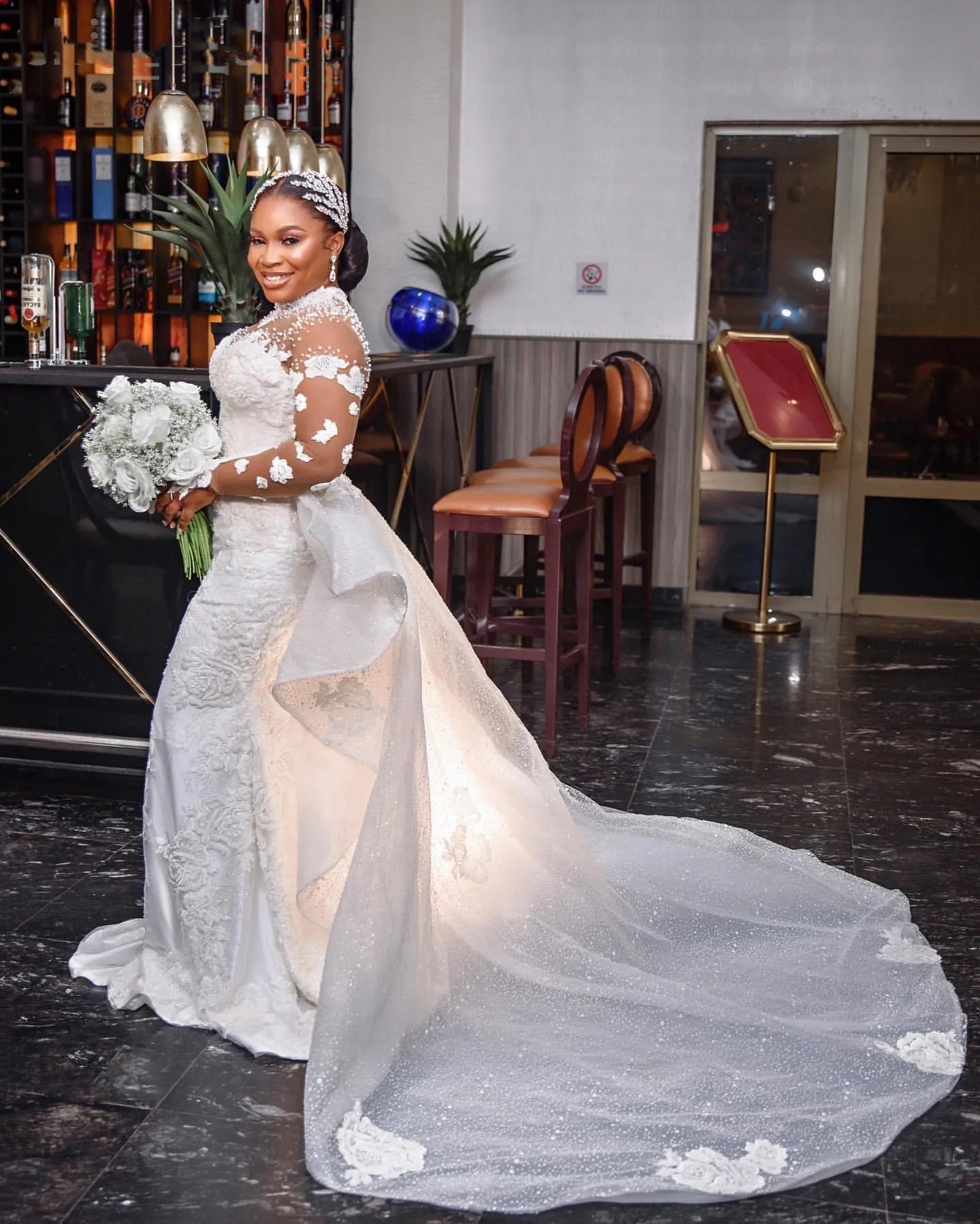 2024 Arabic Aso Ebi Plus Size White Lace Beaded Wedding Dress Detachable Train Sheer Neck Bridal Gowns Dresses 0431