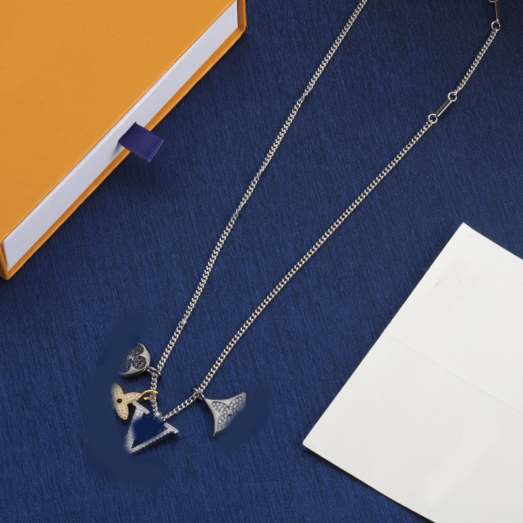 Designer Pendant Necklace Luxury Brand Letter Clover Charm Necklace 18K Silver 925 Gold Plated Rings Chain Necklace Choker For Woman Mens Party Fashion Jewelry Gift