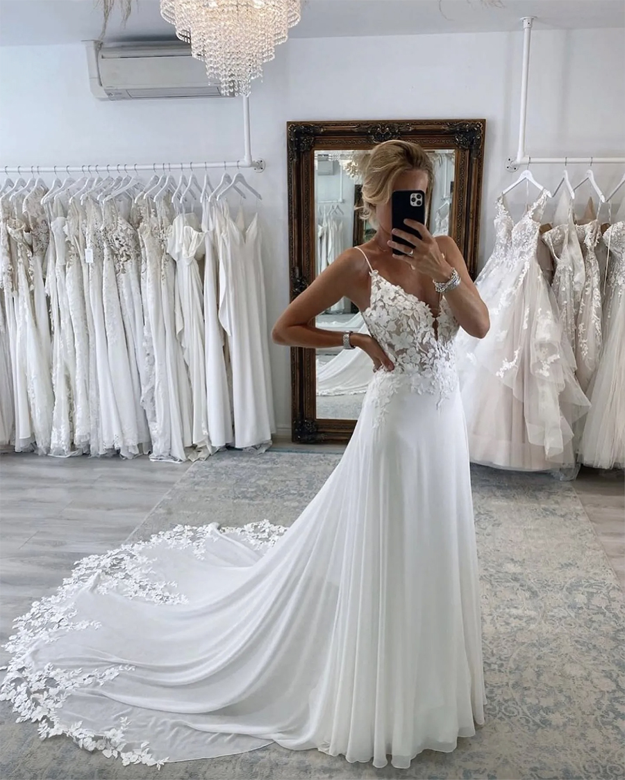 Boho Lace A Line Wedding Dresses Straps Backless Button Appliques Sweep Train Designer Wedding Bridal Gowns 0431