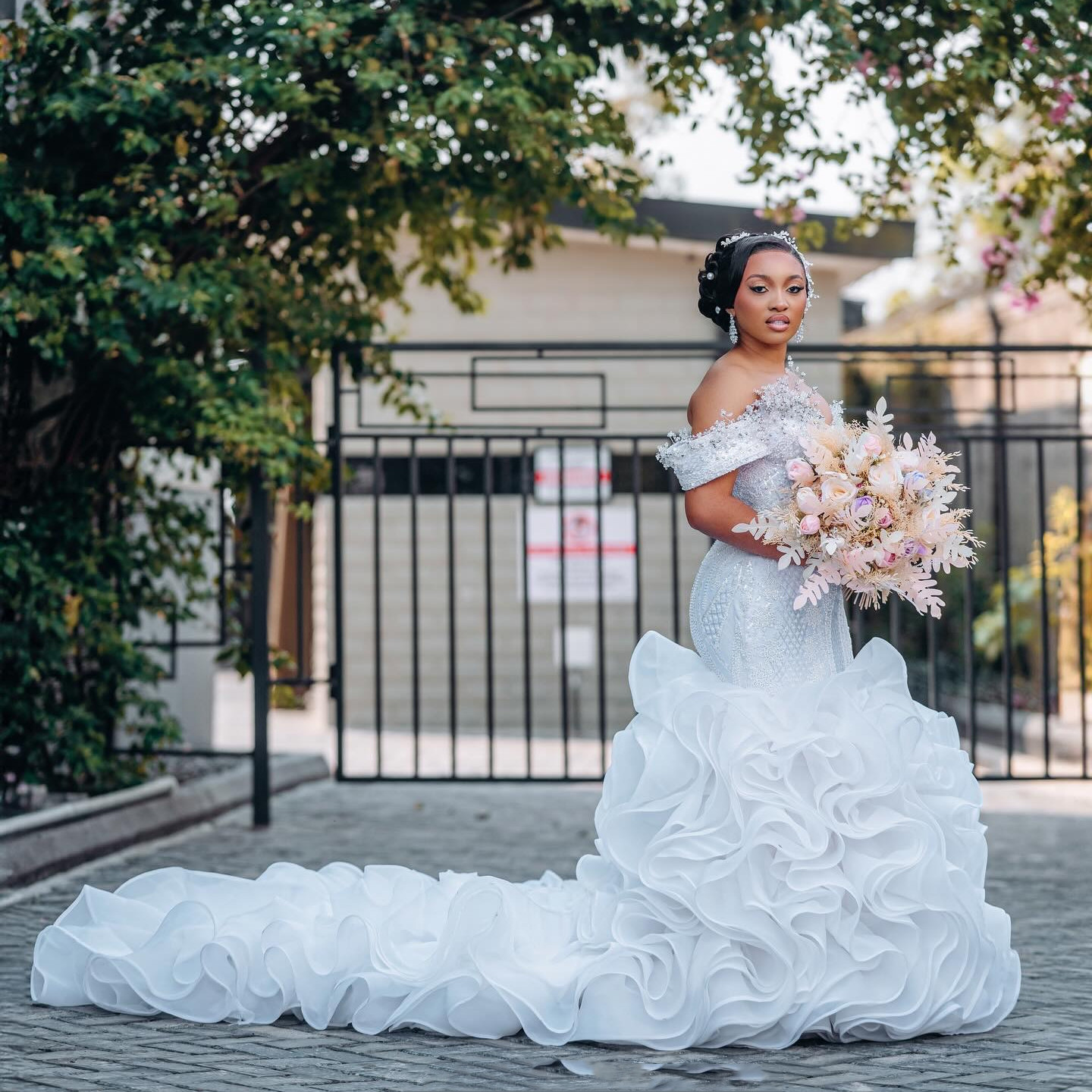 2024 Arabic Aso Ebi Plus Size Luxurious White Mermaid Wedding Dress Beaded Crystals Lace Organza Tiers Bridal Gowns Dresses ZJ034