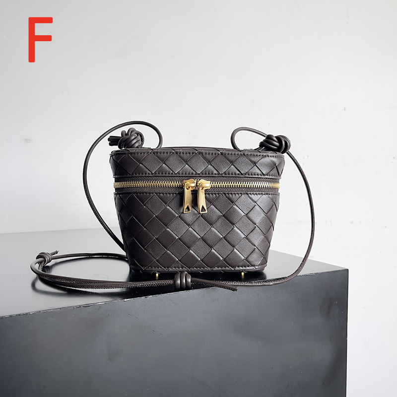 10A Designer Cosmetic Lady Shoulder Genuine leather Crossbody 18CM Delicate knockoff Handle Bag