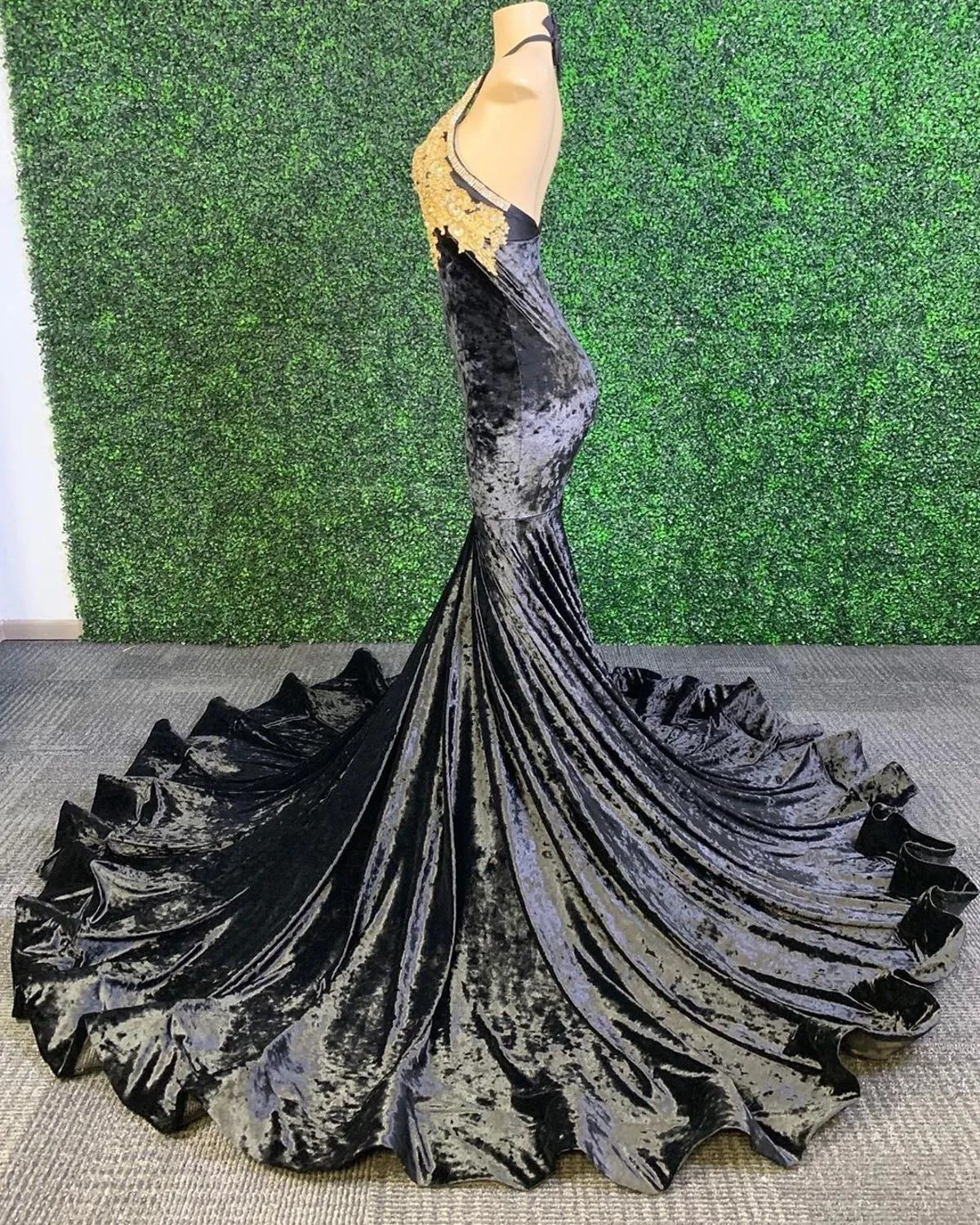 Black Velvet Mermaid Long Prom Dresses Sexy Backless With Gold Appliques High Quality African Black Girl Prom Dress