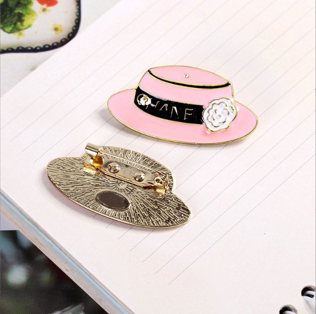 Name C Brand Designer's aron Alphabet Fashion Classic Pink Hat Brooch Women's suit pin Jewelry Accessories