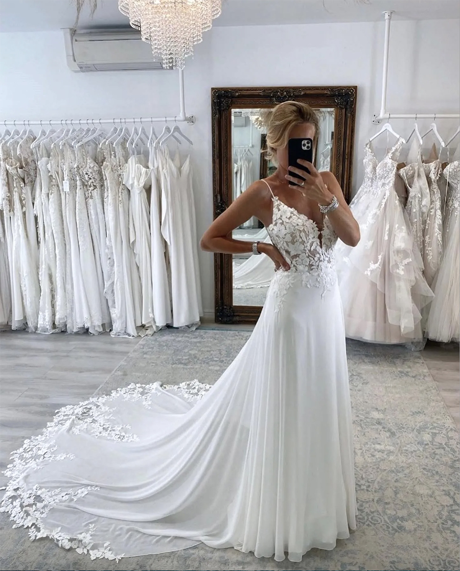Gorgeous Lace A Line Boho Wedding Dresses Sexy New Spaghetti Straps Chiffon Applique Beach Long Bridal Gowns Open Back Robes de mariage