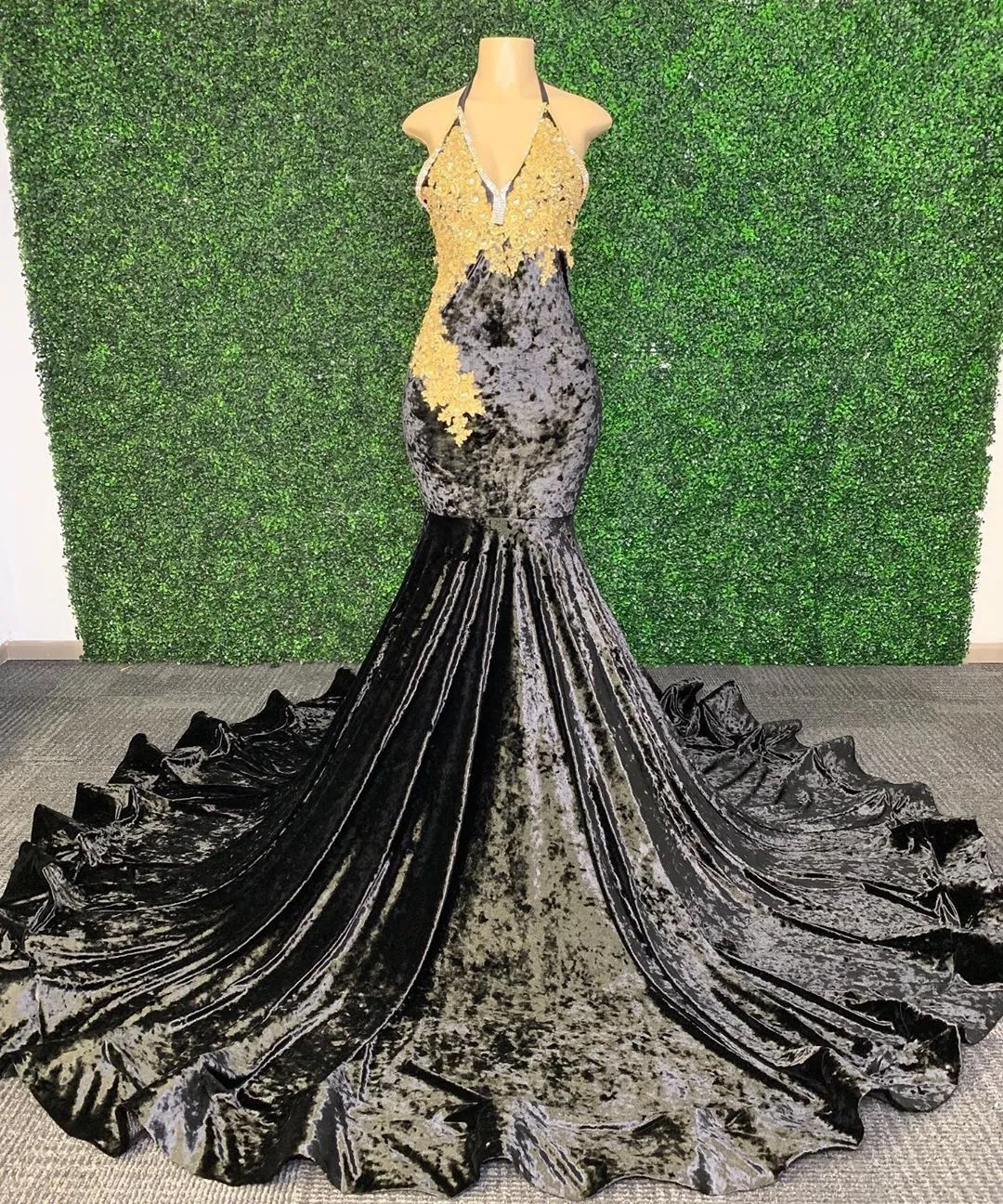 Black Velvet Mermaid Long Prom Dresses Sexy Backless With Gold Appliques High Quality African Black Girl Prom Dress