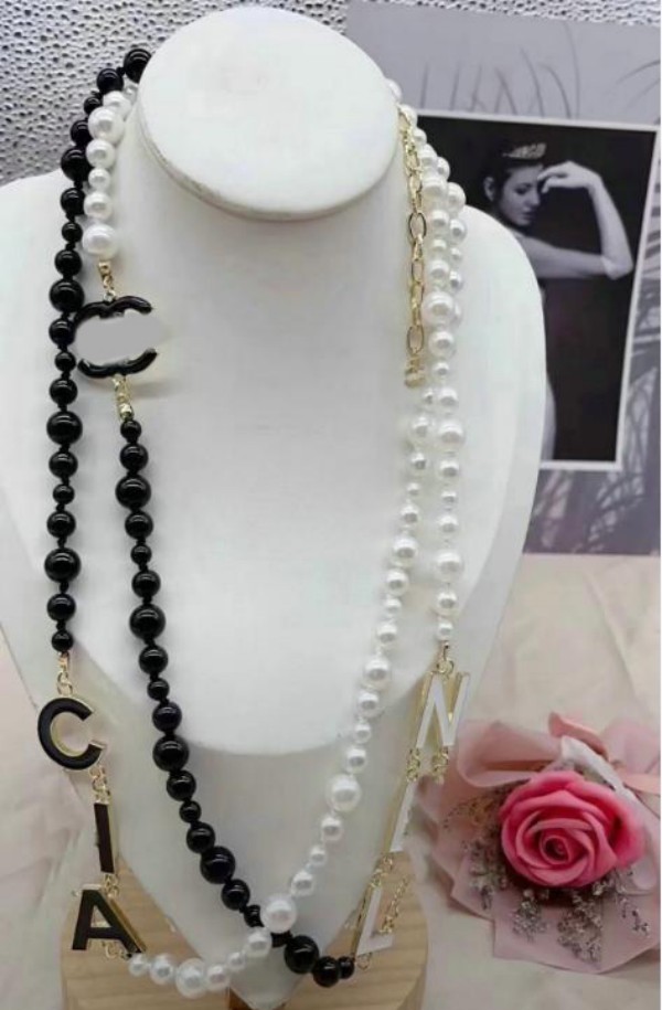 12style Luxury Designer Black and white Pearl Pendants Necklaces Titanium Steel Letter Choker Pendant Necklace Sweater Chain Jewelry Accessories