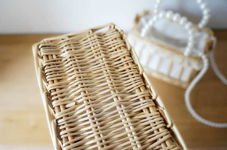 2024 New Pearl Bag Grass Woven Ins Vine Handheld Women s Vacation Small Square One Shoulder 240312