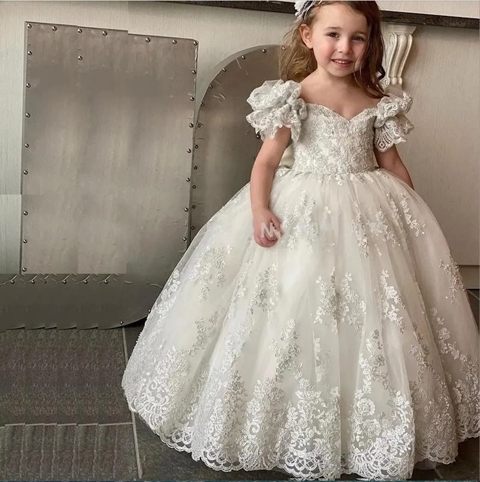 Ivory Flower Girls Dresses For Weddings Off Shoulder Sweetheart Lace Appliques Beads Bow Birthday Children Short Sleeves Girl Pageant Gowns Floor Leng