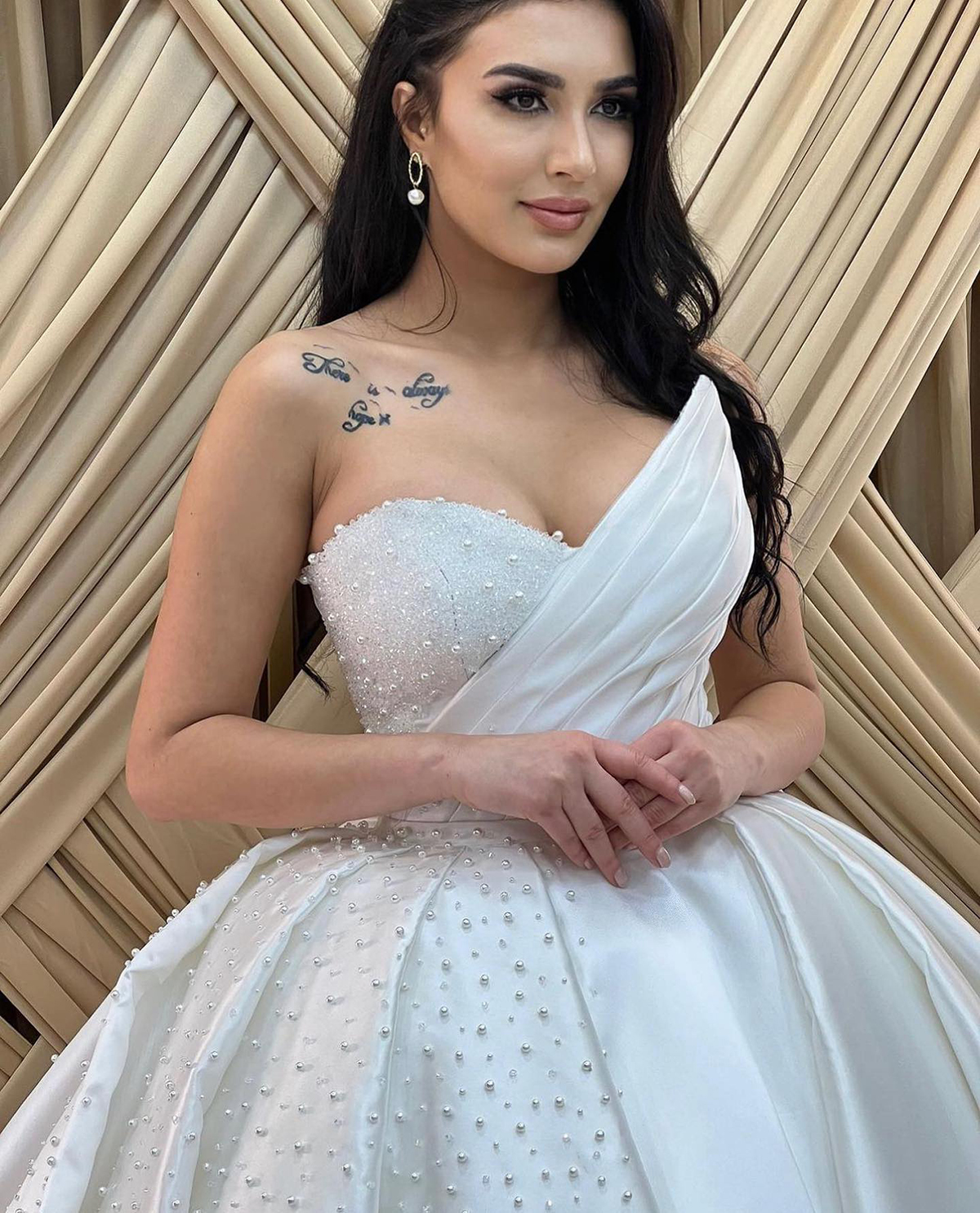 Elegant Ball Gown Wedding Dresses Princess Satin Pearls Beading V Neck Bridal Gowns Sweep Train Sequines Custom Made Bride Dress