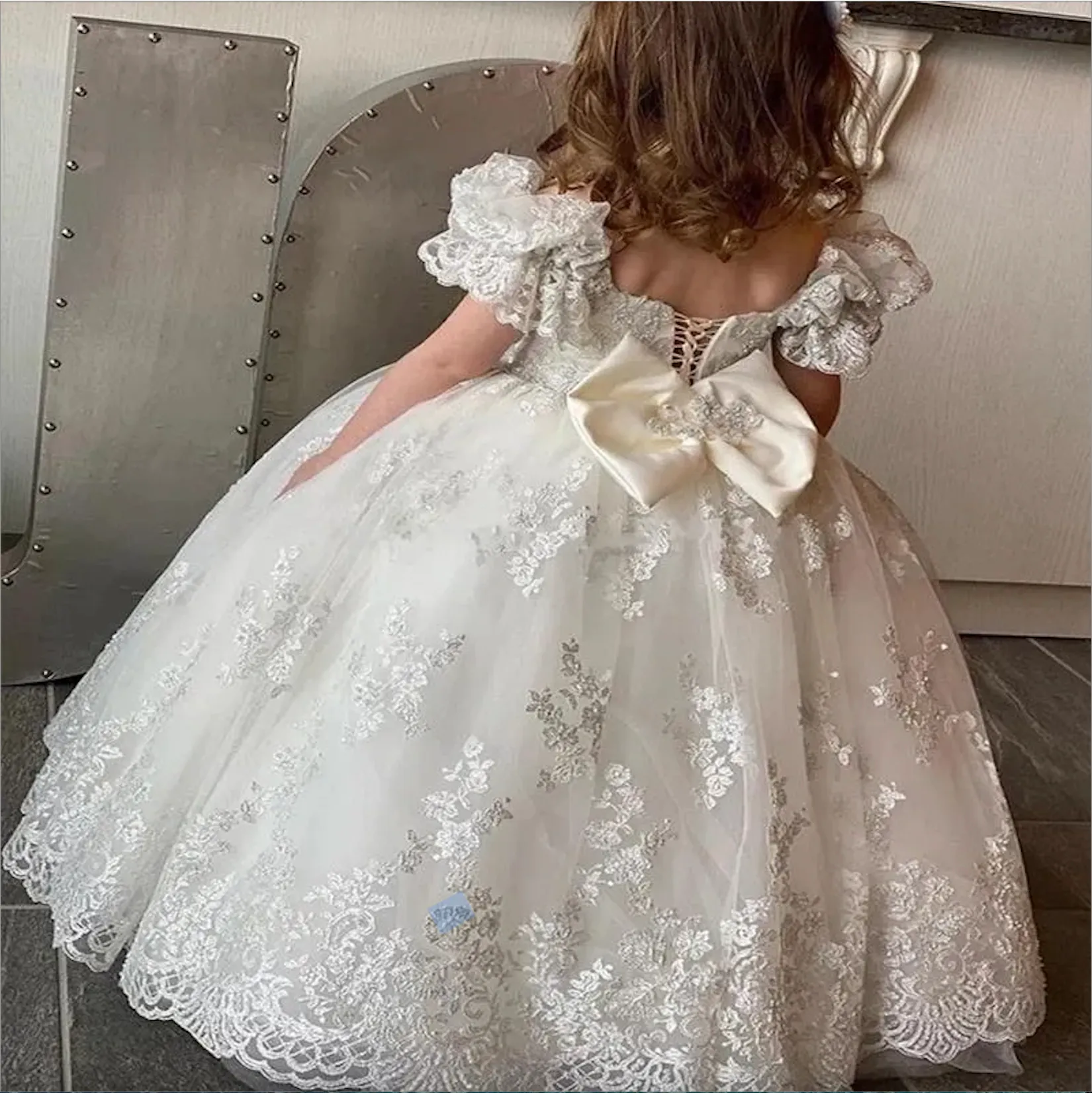 Ivory Flower Girls Dresses For Weddings Off Shoulder Sweetheart Lace Appliques Beads Bow Birthday Children Short Sleeves Girl Pageant Gowns Floor Leng