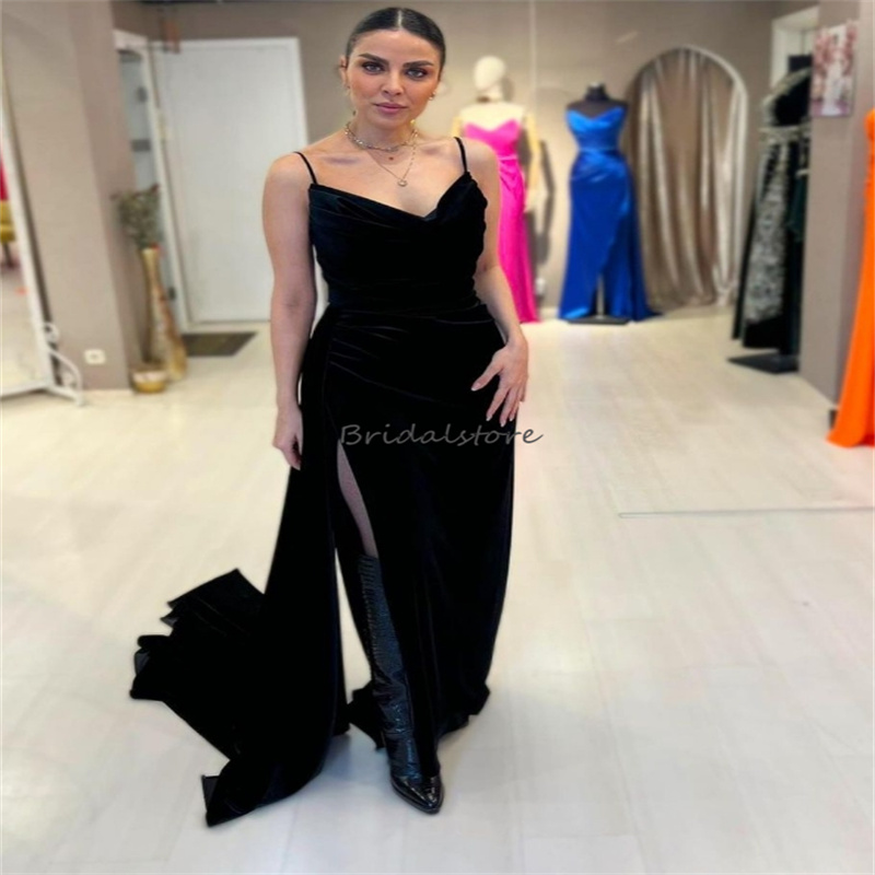 Elegant Black Velvet Prom Dresses With Slit Sexy Spaghetti Straps Dance Evening Dress 2024 Sweep Train Holiday Ceremony Formal Occasion Party Gowns Ve