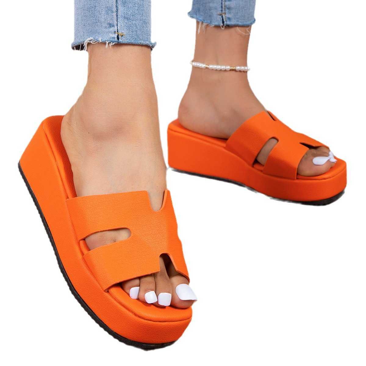 Slippers Thick soled sandals fashionable for womens outerwear in 2023 versatile slope heel slippers for womens beach in the new summer J240315