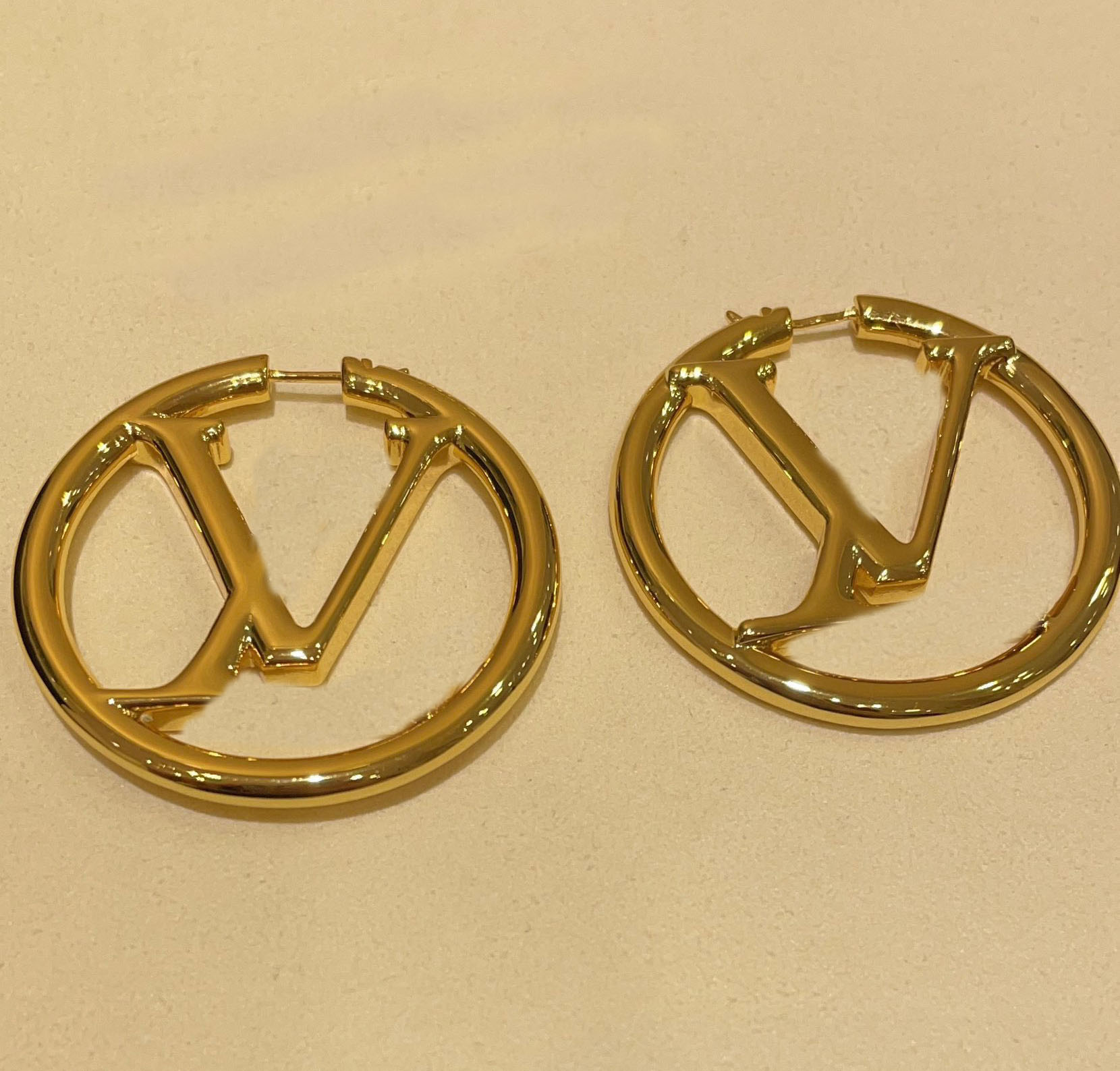 Luxury quality charm bracelet with flower design in 18k gold plated and silver color stud earring pendant necklace have stamp PS3200B