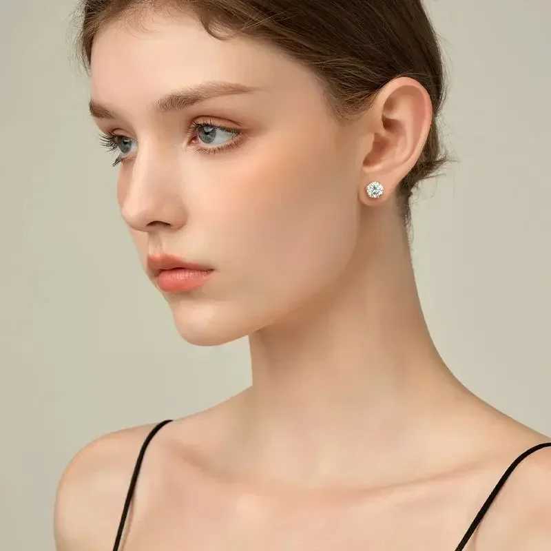 Charm Selling Classic Versatile D-color Moissanite Stud Earrings Womens Lace Six-claw Sterling Silver Aretes De Plata Ley 925 MujerL2403