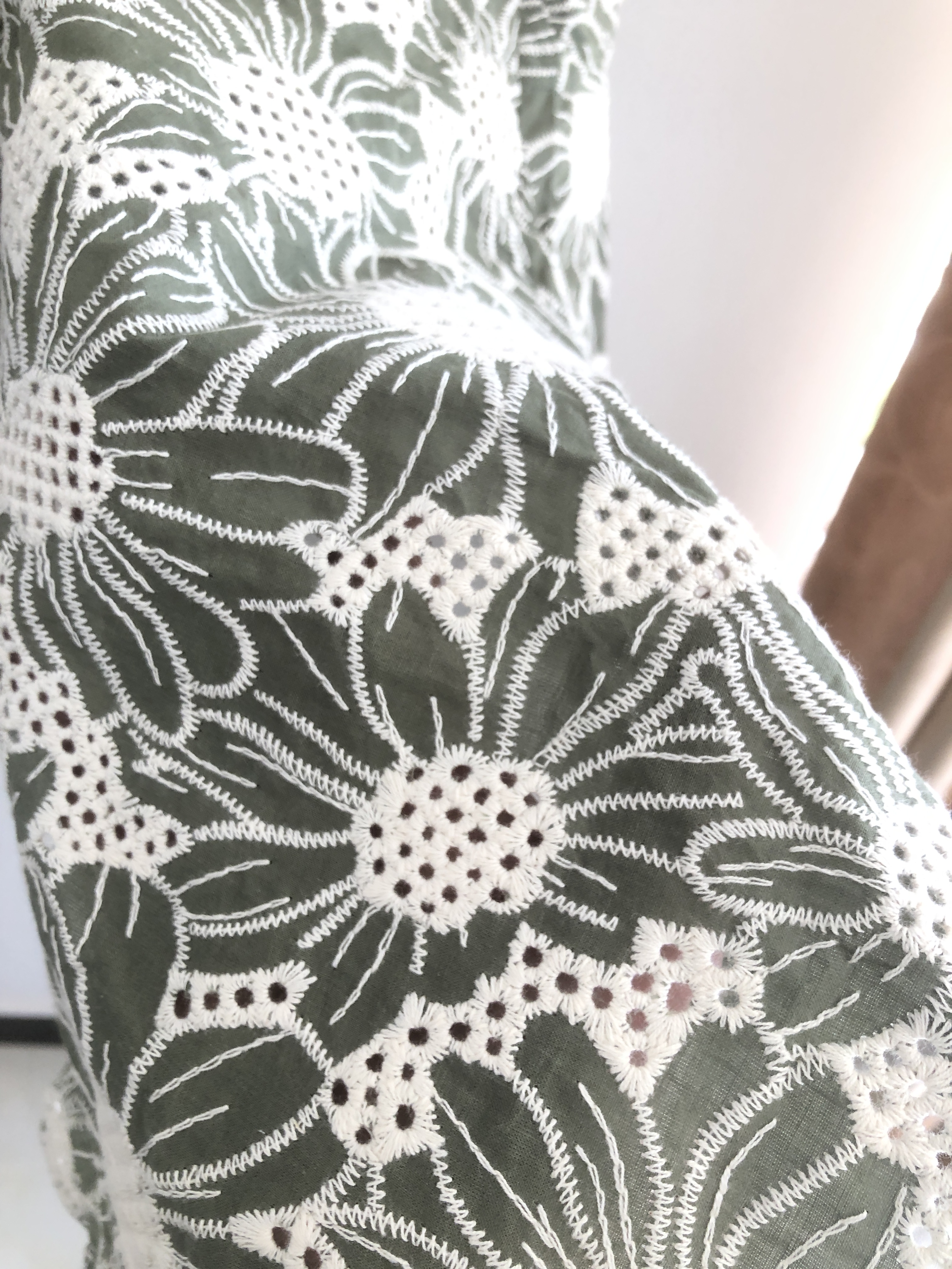 French dress 24 new sand/ro summer women's V-neck hollowed out small wrinkled chrysanthemum embroidery bubble sleeve skirt for children