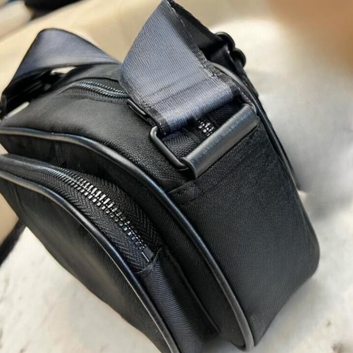 2024 New Men's Canvas Camera Shoulder Bags Sophisticated Shapes This Charming Handbag Angular and Elegant Messenger Bag Fashion