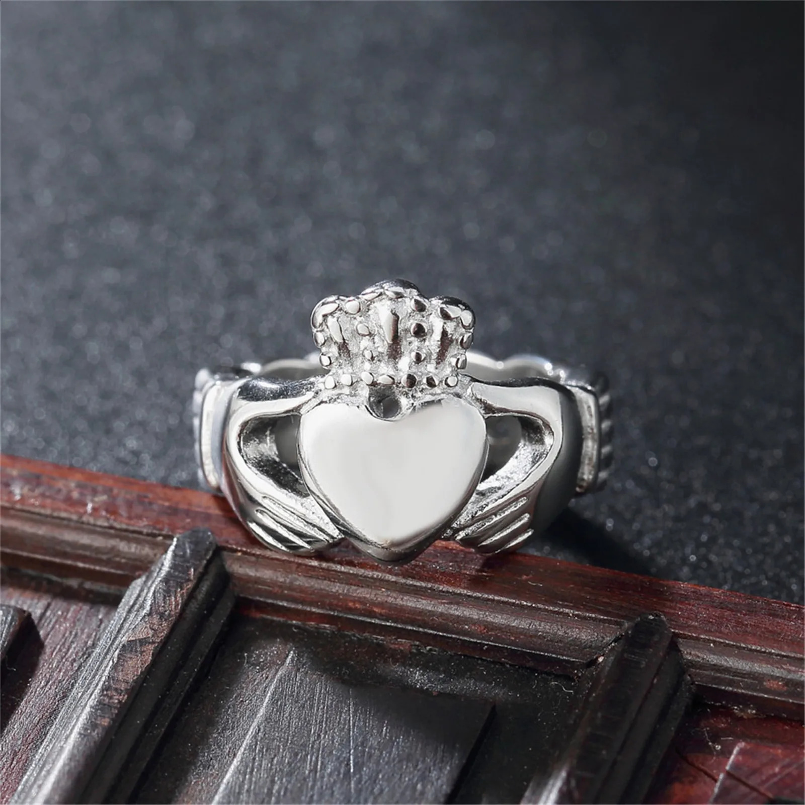 Claddagh Stainless Steel Ring Celtic Irish Traditional Style Gold Silver Color for Women and Men Queen of Hears Hands Crown 240313