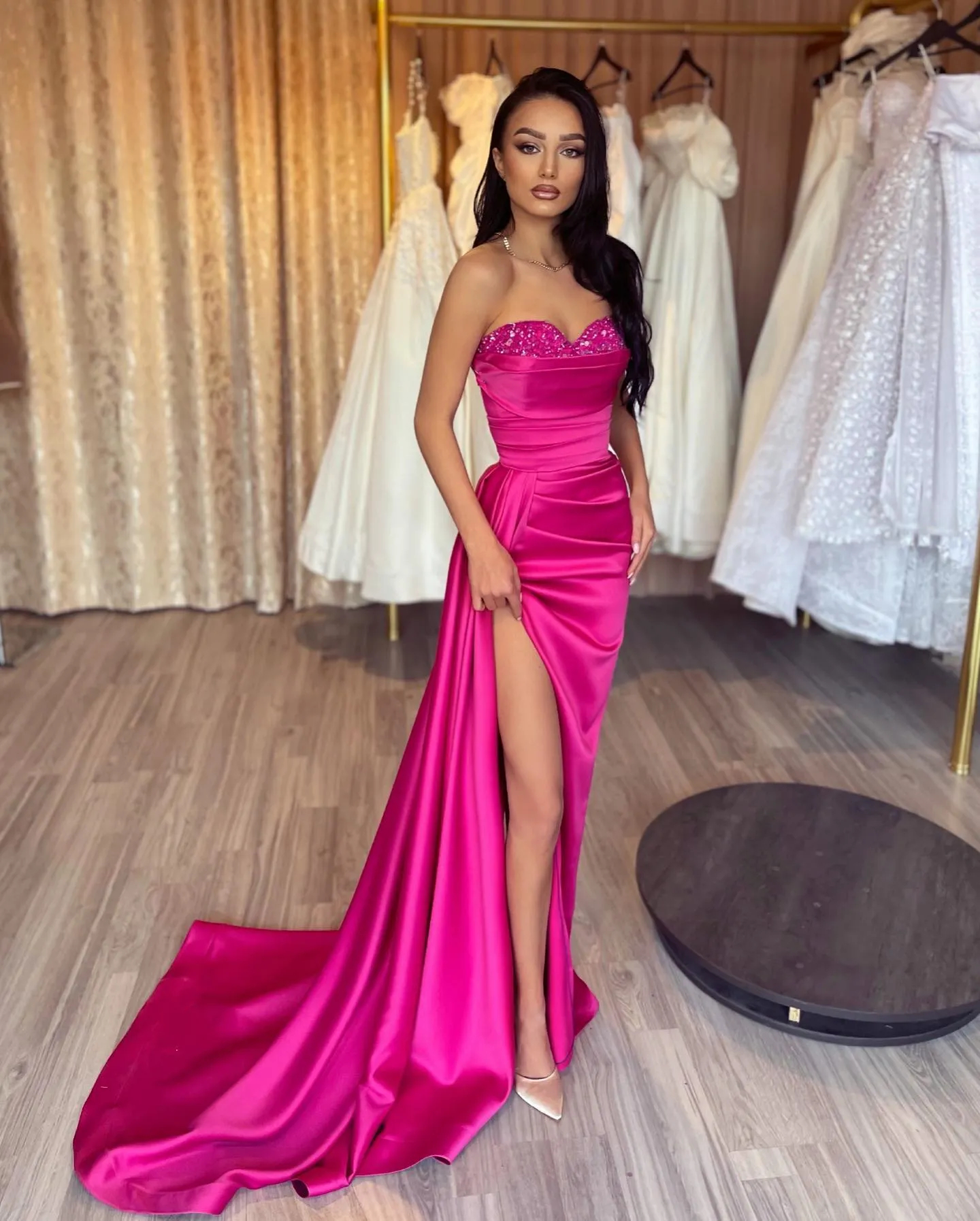2024 Sexy Side Split Long Prom Dresses Sequin Crystal Beaded Sweetheart Neck Sleeveless Satin Simple Special Occasion Gowns Fuchsia Birthday Pageant E
