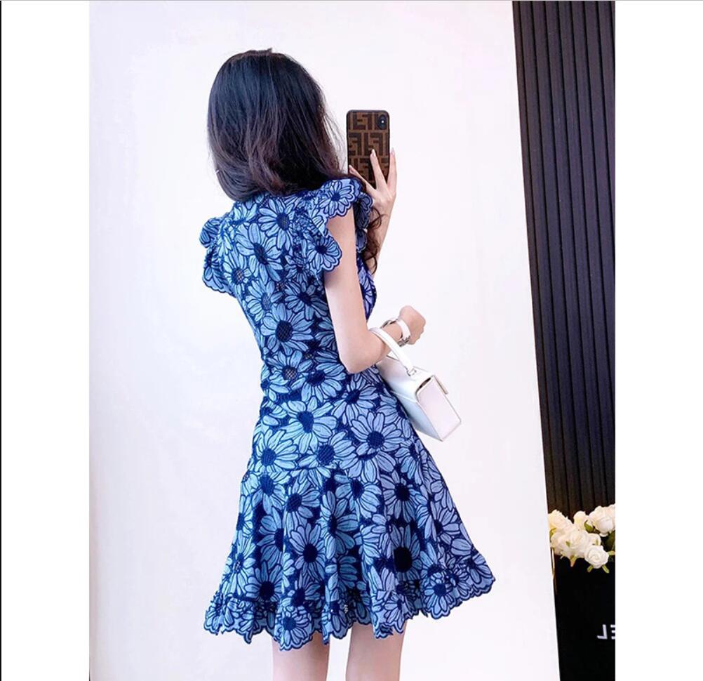 French dress 24 new sand/ro summer women's V-neck hollowed out small wrinkled chrysanthemum embroidery bubble sleeve skirt blue