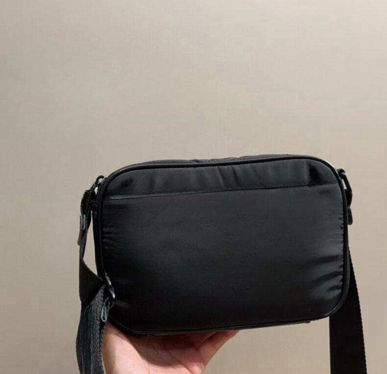 2024 New Men's Canvas Camera Shoulder Bags Sophisticated Shapes This Charming Handbag Angular and Elegant Messenger Bag Fashion