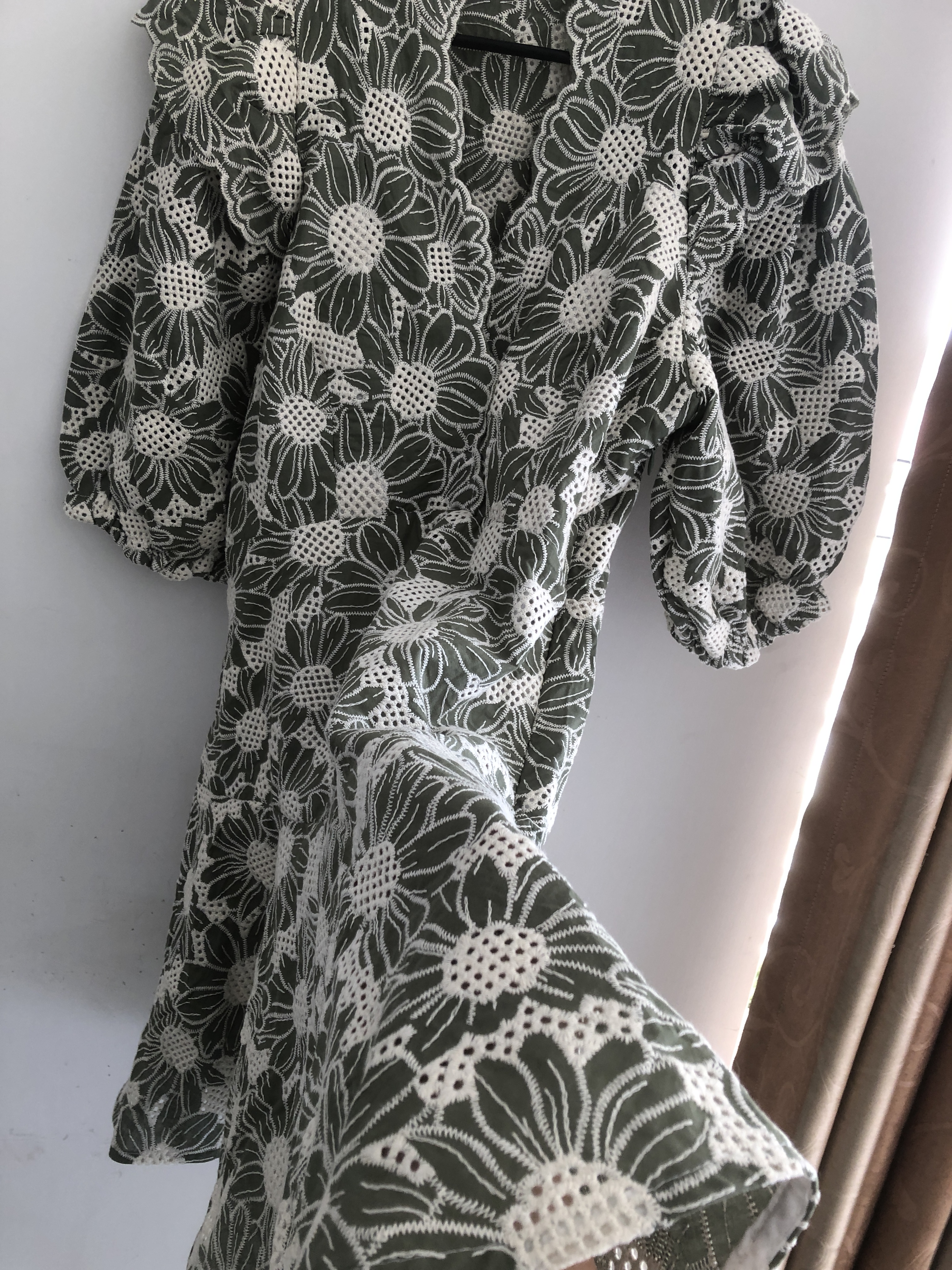 French dress 24 new sand/ro summer women's V-neck hollowed out small wrinkled chrysanthemum embroidery bubble sleeve skirt for children